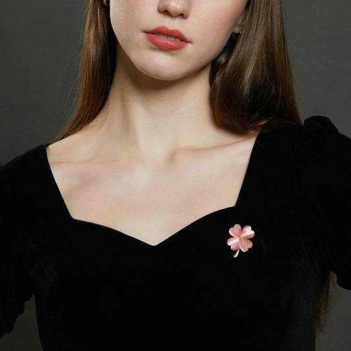 New autumn and winter clothing trendy niche versatile cardigan anti-exposure fixed clothing pin cat's eye lucky grass brooch