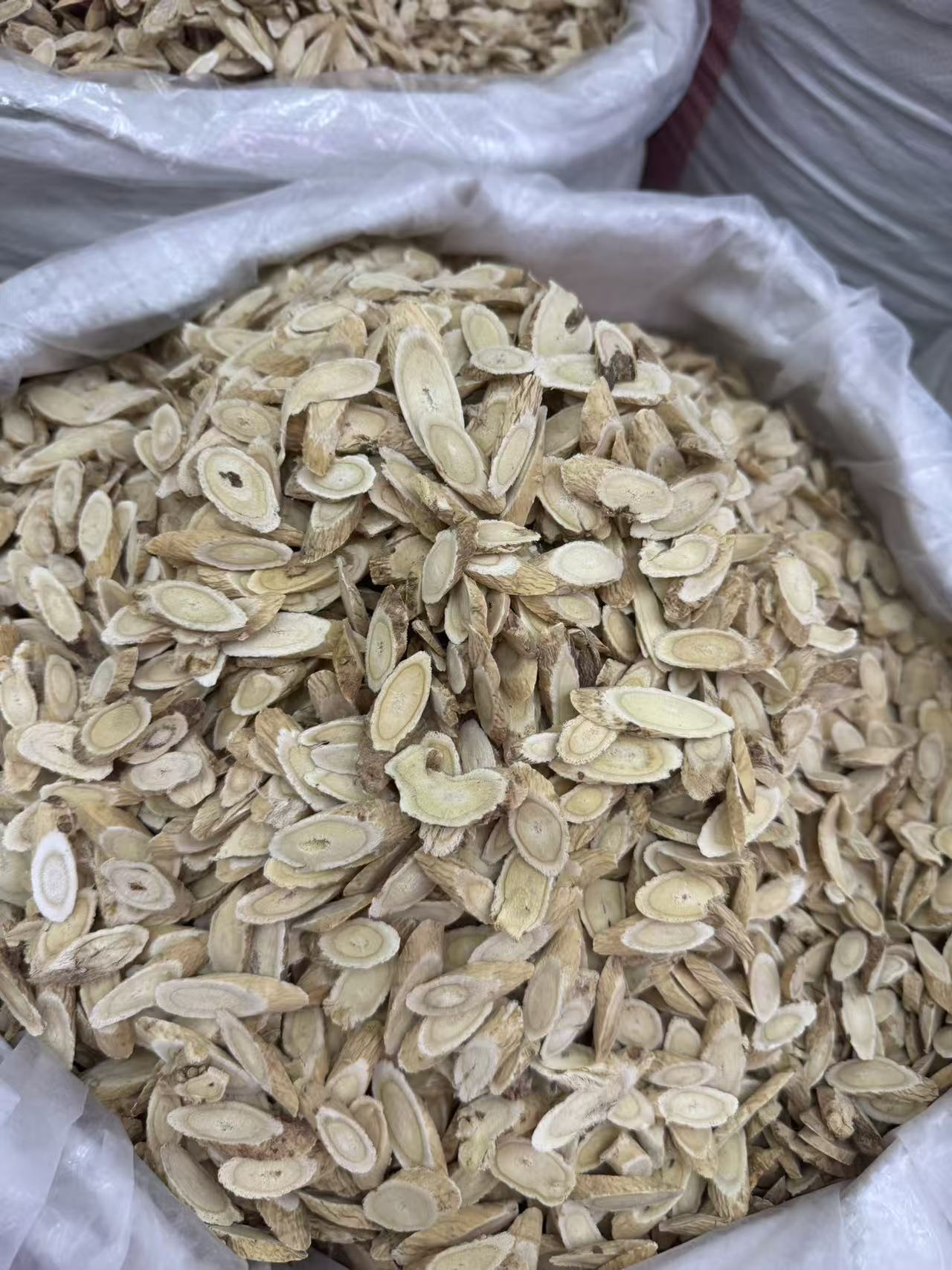 Dried Astragalus Root Slices Huang Qi Bulk 1000g Bag for Decoction and Soup in use