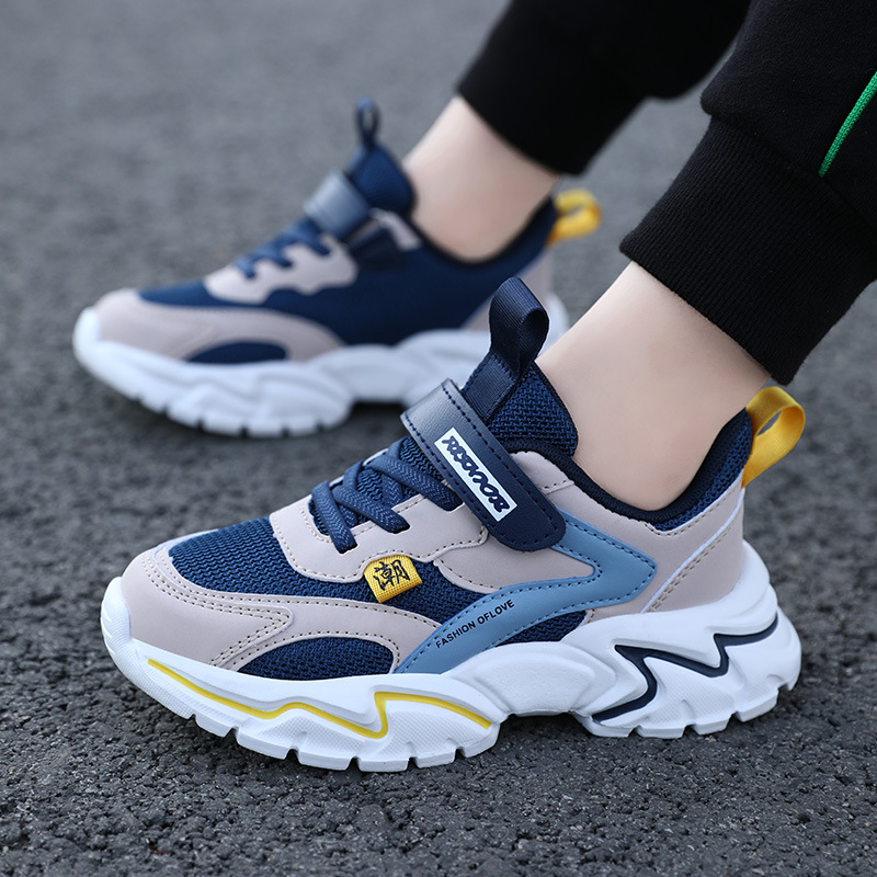 Zapatos para niños 2026 primavera nueva malla transpirable para niños con suela suave ligera para estudiantes de primaria para correr zapatos deportivos para niños