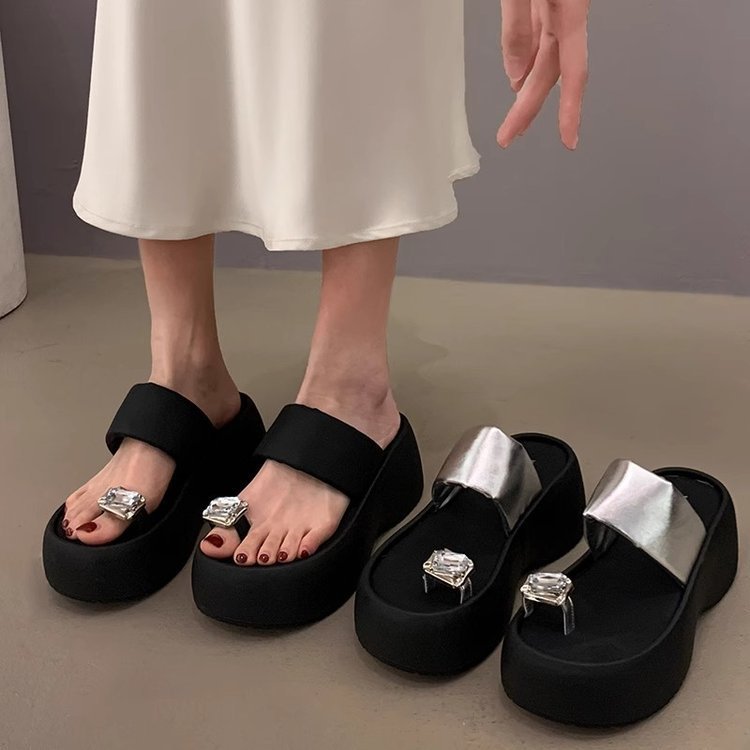 Aumentar la altura de la parte inferior gruesa de las zapatillas frías de dedo de la mujer 2026 nuevo estilo de alta calidad no se cansa pies sandálias de playa