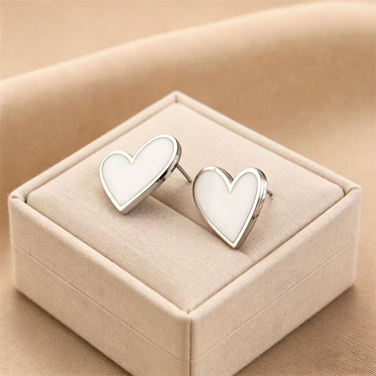 Pendientes de corazón de melocotón negro de personalidad europea y americana Pendientes de corazón grande Pendientes de acero de titanio galvanizado al vacío de oro de 18 quilates que no se desvanece image 9