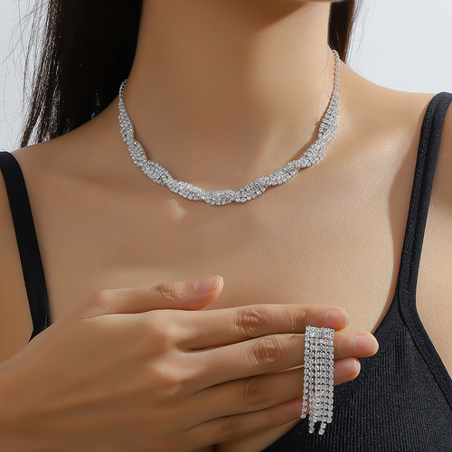 Cross-border hot-selling exquisite claw chain necklace and earrings set two-piece braided neck chain clavicle chain evening accessories for women