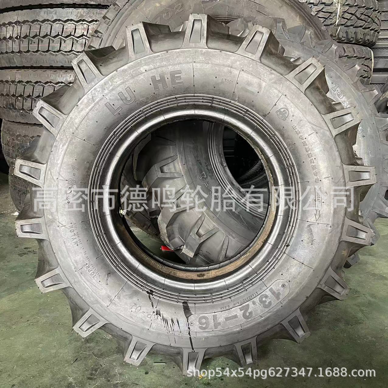 Tractor Studio King ensancha los neumáticos en caracteres 13.2-16