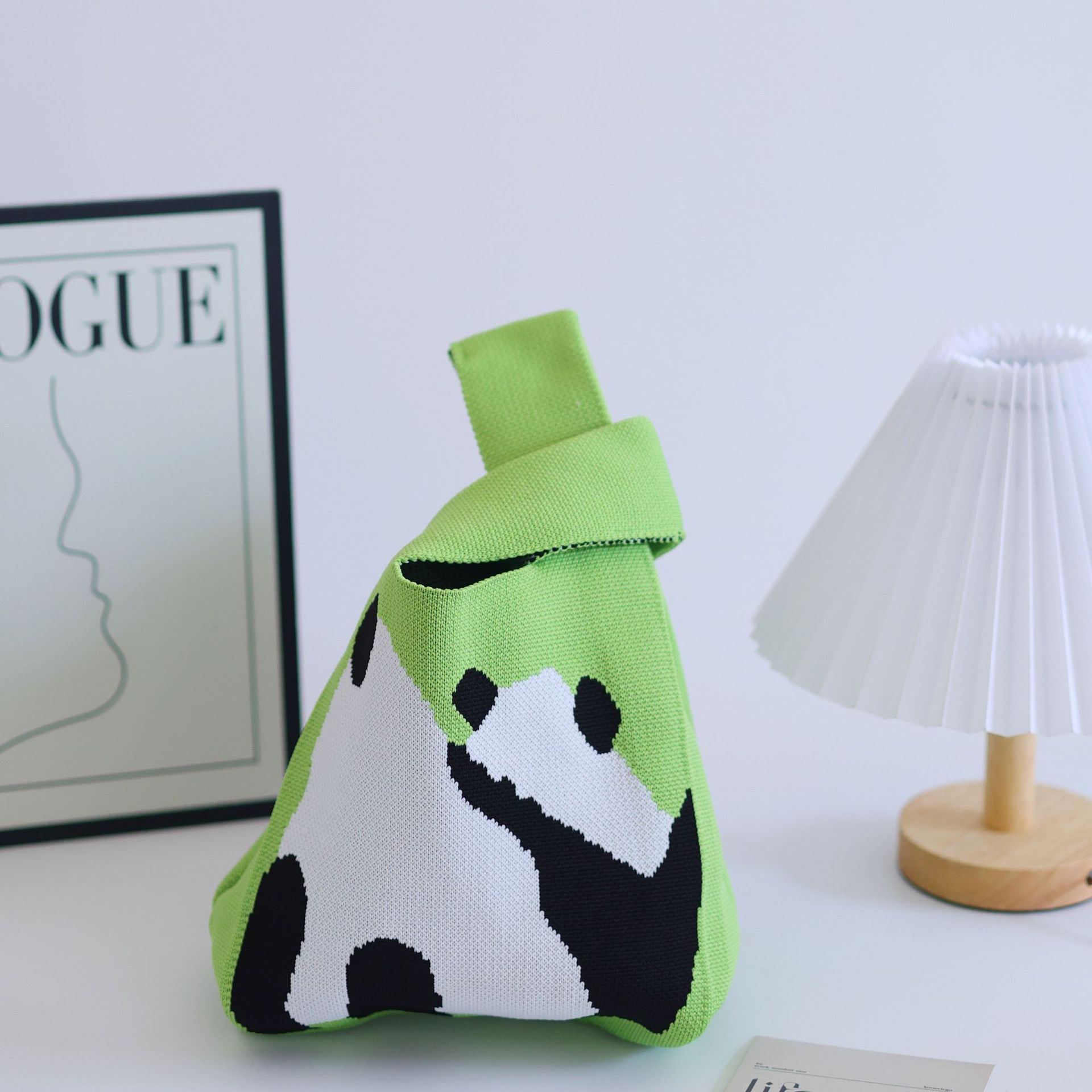 누워있는 곰 녹색