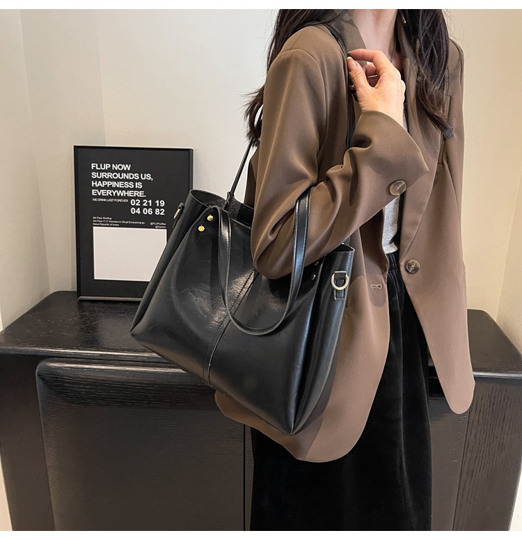 European and American retro large-capacity commuter tote bag 2024 new portable shoulder bag, textured wide shoulder strap messenger bag_voghion.com