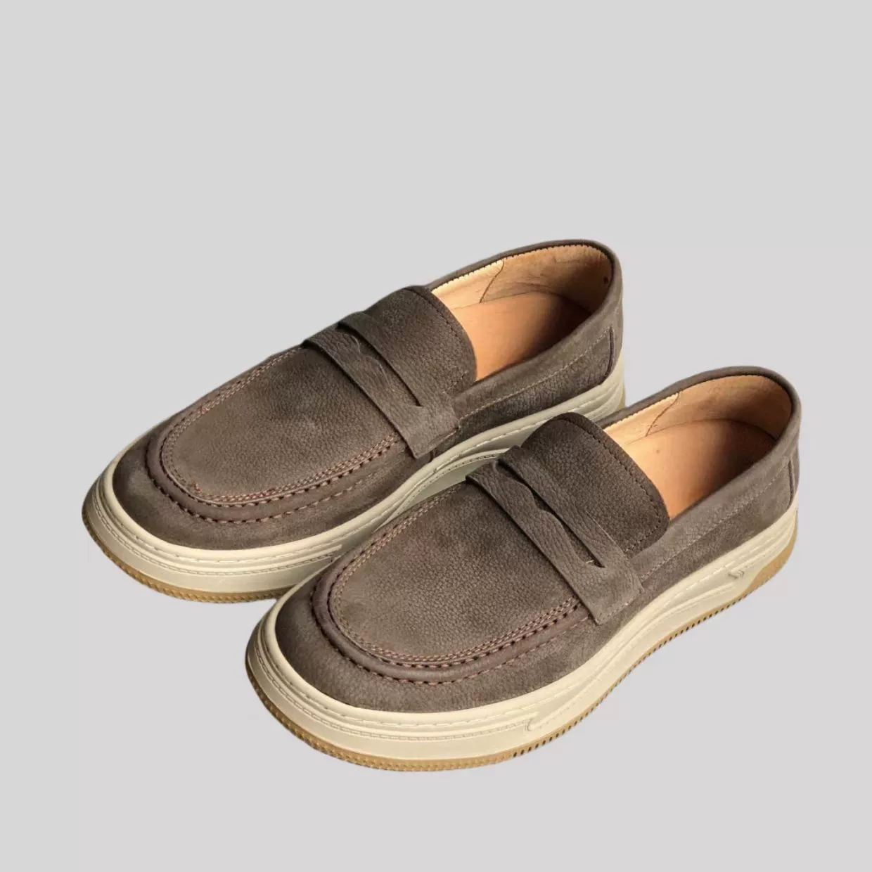 Повседневная обувь из матовой воловьей кожи в стиле ретро для мужчин, осень и зима 2024, новый стиль, универсальная мужская обувь без шнуровки на плоской подошве из натуральной кожи