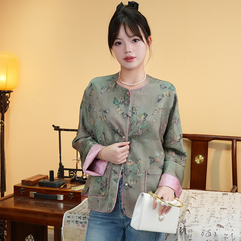 Retro ethnic shirt with a round collar