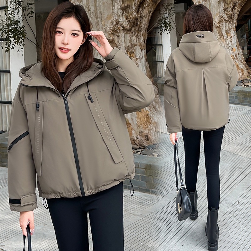 Capa de algodón de pluma para mujeres corta de invierno 2025 nueva moda suelta con una chaqueta de algodón delgada y cálida y gruesa