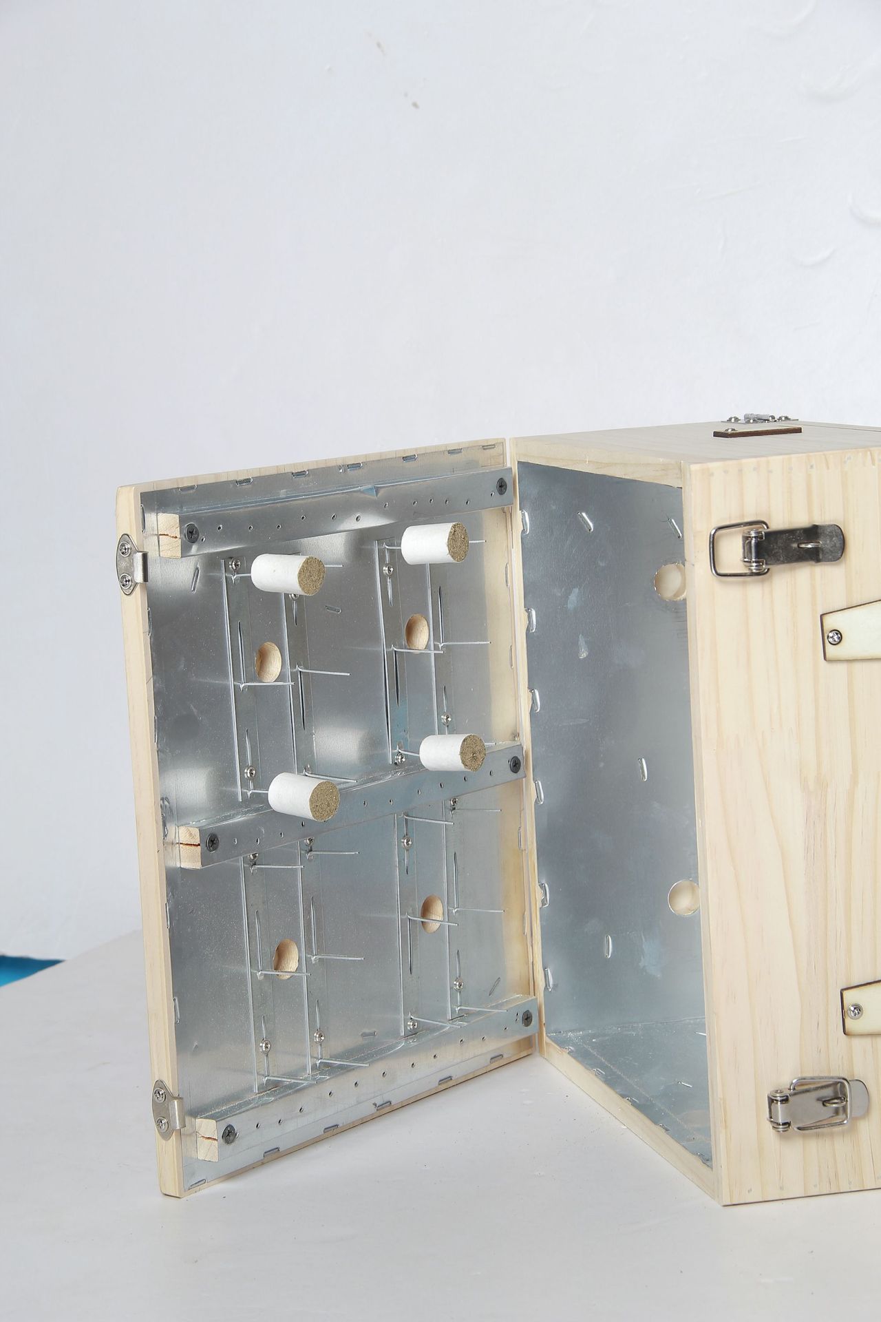 Wooden Foot Moxibustion Box Portable Sole Warming Device with Moxa Sticks for Home Relaxation 27.5x28.5x32cm in use