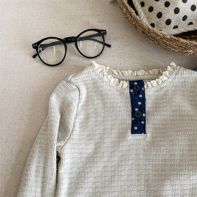 春と秋の女の子の子供服のtシャツの赤ちゃんの洋気の子供の個性の潮の韓国版の森系は色のレースの襟ネットの赤い底のシャツをつづり合わせます。