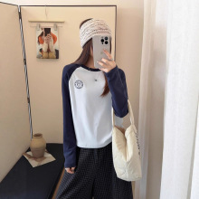 奇先生妙小姐撞色插肩袖徽标刺绣磨毛T恤女冬新款圆领百搭长袖衫