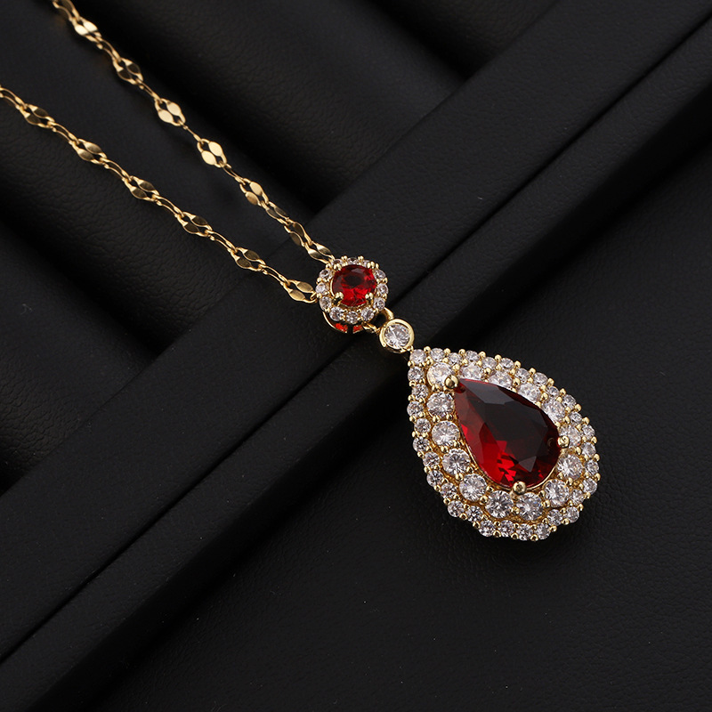 Halskette aus Titanstahl mit smaragdrotem Anhänger, farblos und modisch, vielseitiger Kragenkettenschmuck_voghion.com