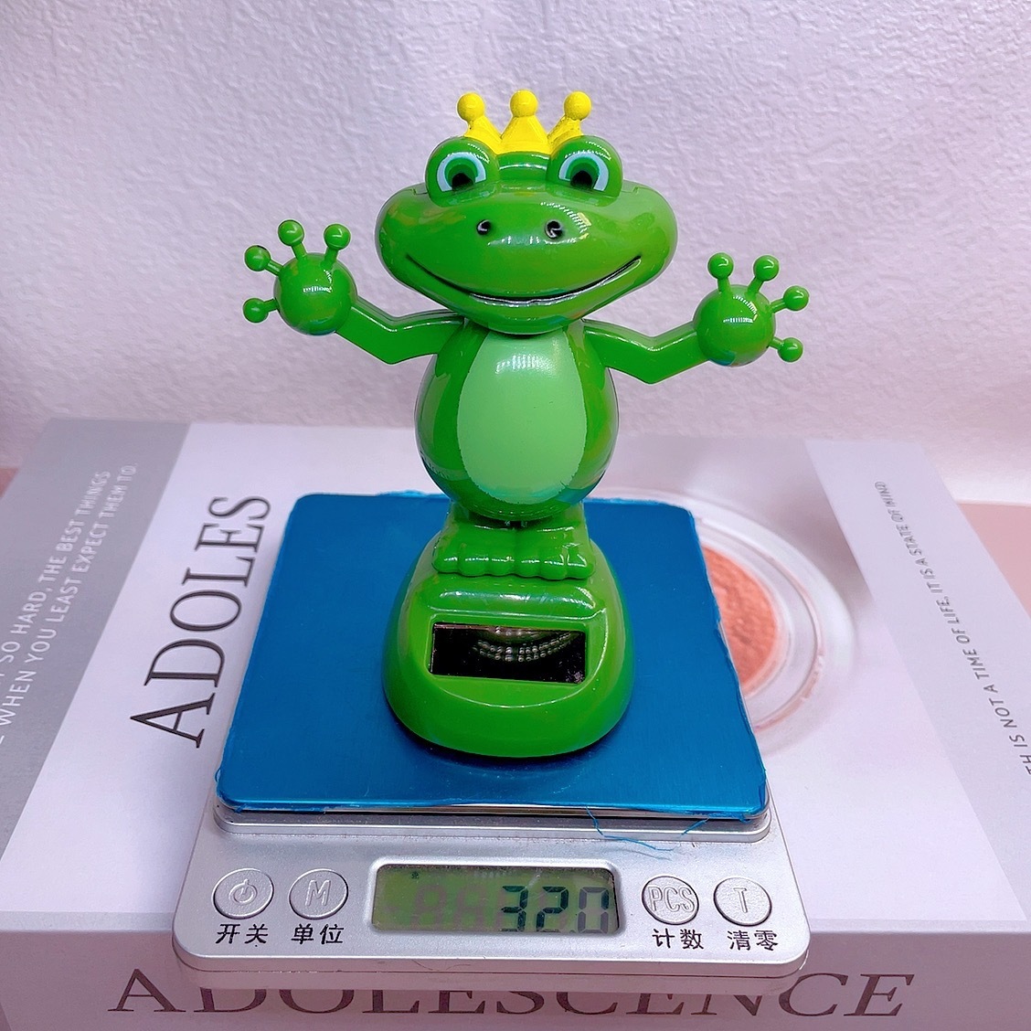 Cross-Border New Solar-Powered Frog Car Ornaments, Cartoon Doll Car Decorations, Interior Car Decorations