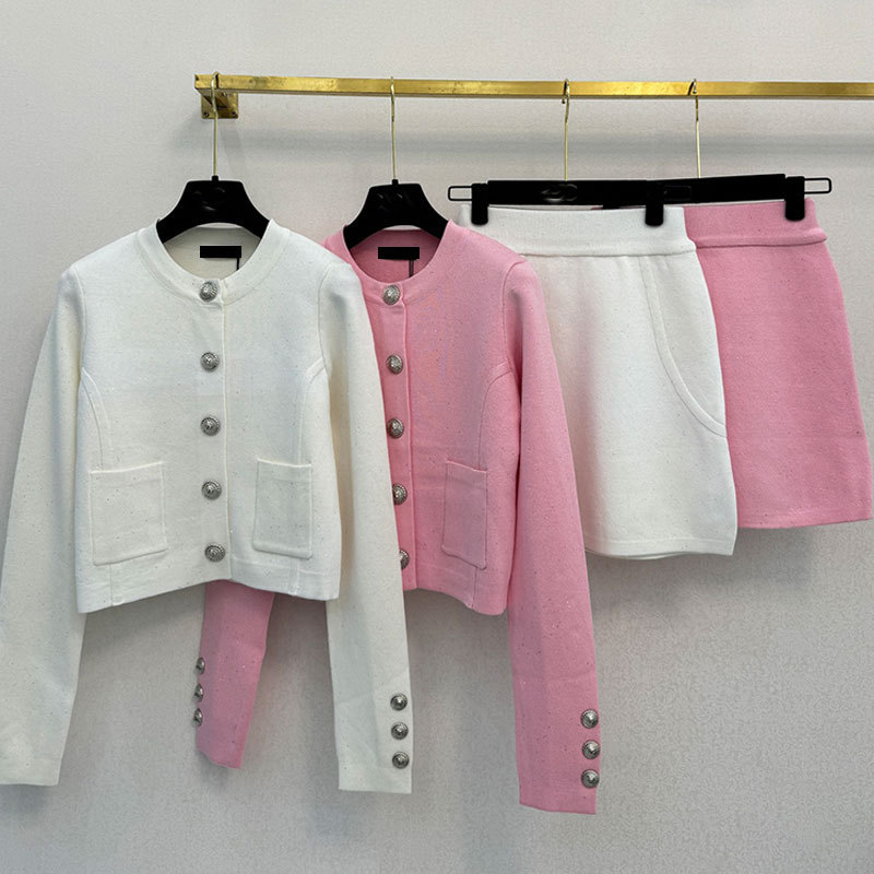 Balmain's Gentle and Shiny Outfit Includes a Round-Neck Long-Sleeve Short Jacket and a High-Waisted Skirt, a Cute Two-Piece Set for Commuting Balmain's Gentle and Shiny Outfit Includes a Round-Neck Long-Sleeve Short Jacket and a High-Waisted Skirt, a Cute Two-Piece Set for Commuting