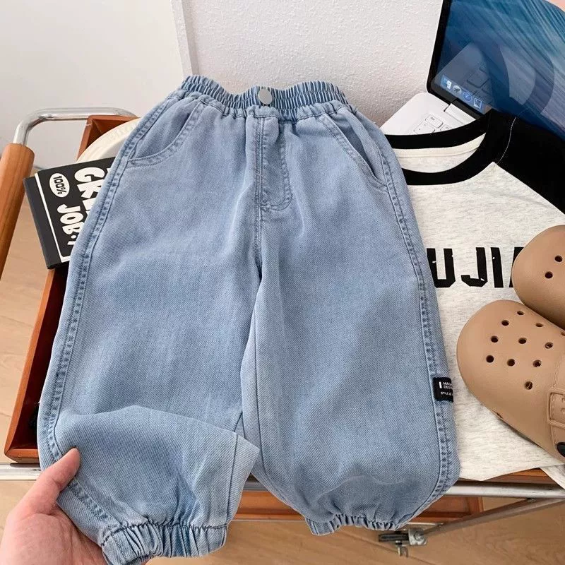 Супермягкие джинсовые штаны для мальчиков с защитой от комаров, лето 2025, новые детские тонкие джоггеры, стильные универсальные повседневные штаны