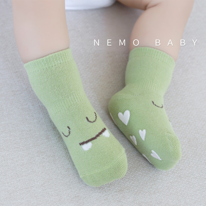 21 nuevos calcetines de piso para niños de otoño e invierno calcetines de bebé de algodón peinado calcetines de bebé antideslizantes para niños pequeños calcetines de algodón de media pantorrilla de dibujos animados