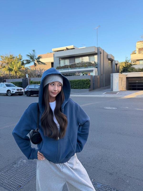 Sporty and casual retro-style hooded sweatshirt for women, perfect for autumn and winter, with fleece lining for warmth, versatile solid-color design, and a zip-up closure