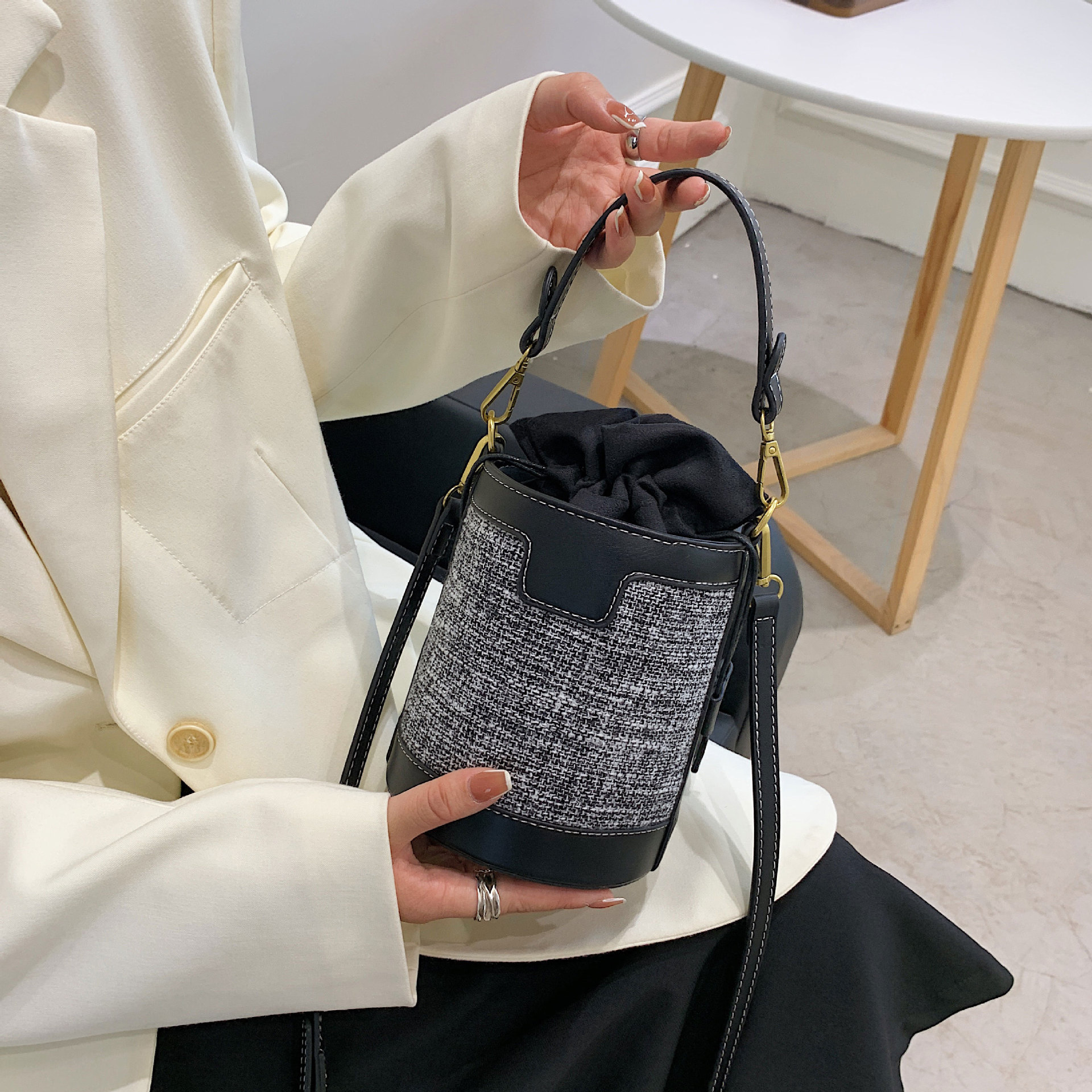 Borsa a secchiello Donna 2023 Nuova versione coreana di The Hand Carry Borsa a tracolla cilindrica Borsa a tracolla in contrasto di colore in tela retrò alla moda_voghion.com