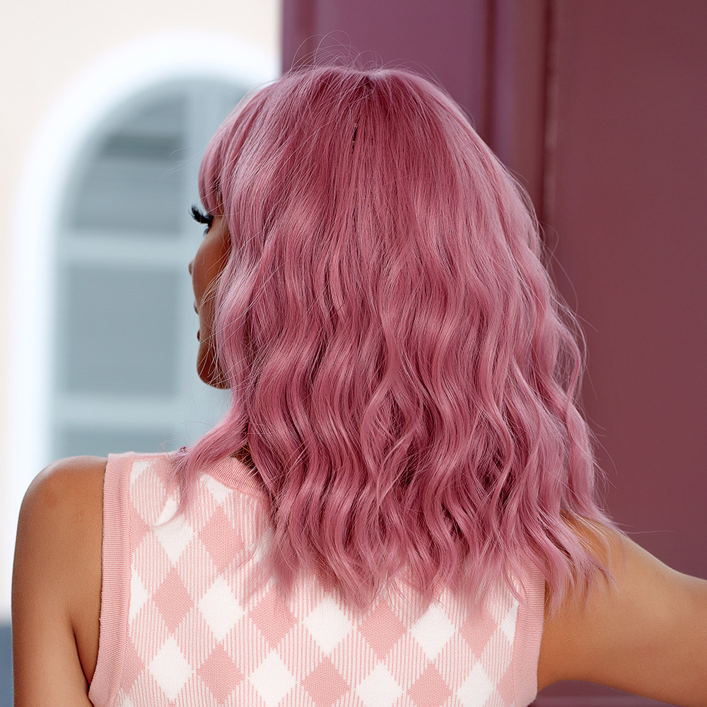 Cabeza de bobo Amazon venta caliente Qi flequillo rosa fibra química seda de alta temperatura hasta los hombros cabello corto rizado peluca de estilo europeo y americano