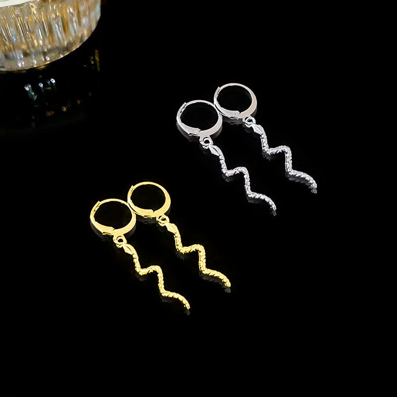 Простые изогнутые узоры змеи ухо пряжки индивидуальная мода уникальные серьги нишевые нишу изысканный высокий смысл серьги женская оптом