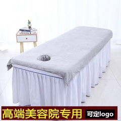 美容院専用のベッドの大きなタオルは穴が開いています。