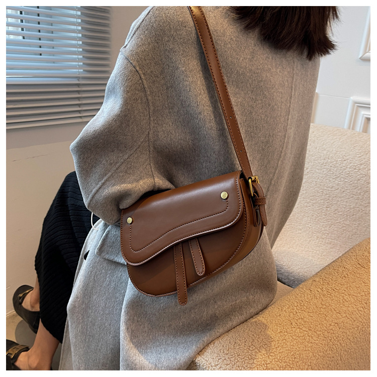 Niche Bag Female 2021 New Fashion Casual One-shoulder Messenger Texture Underarm Bag Commuter Bag display picture 3