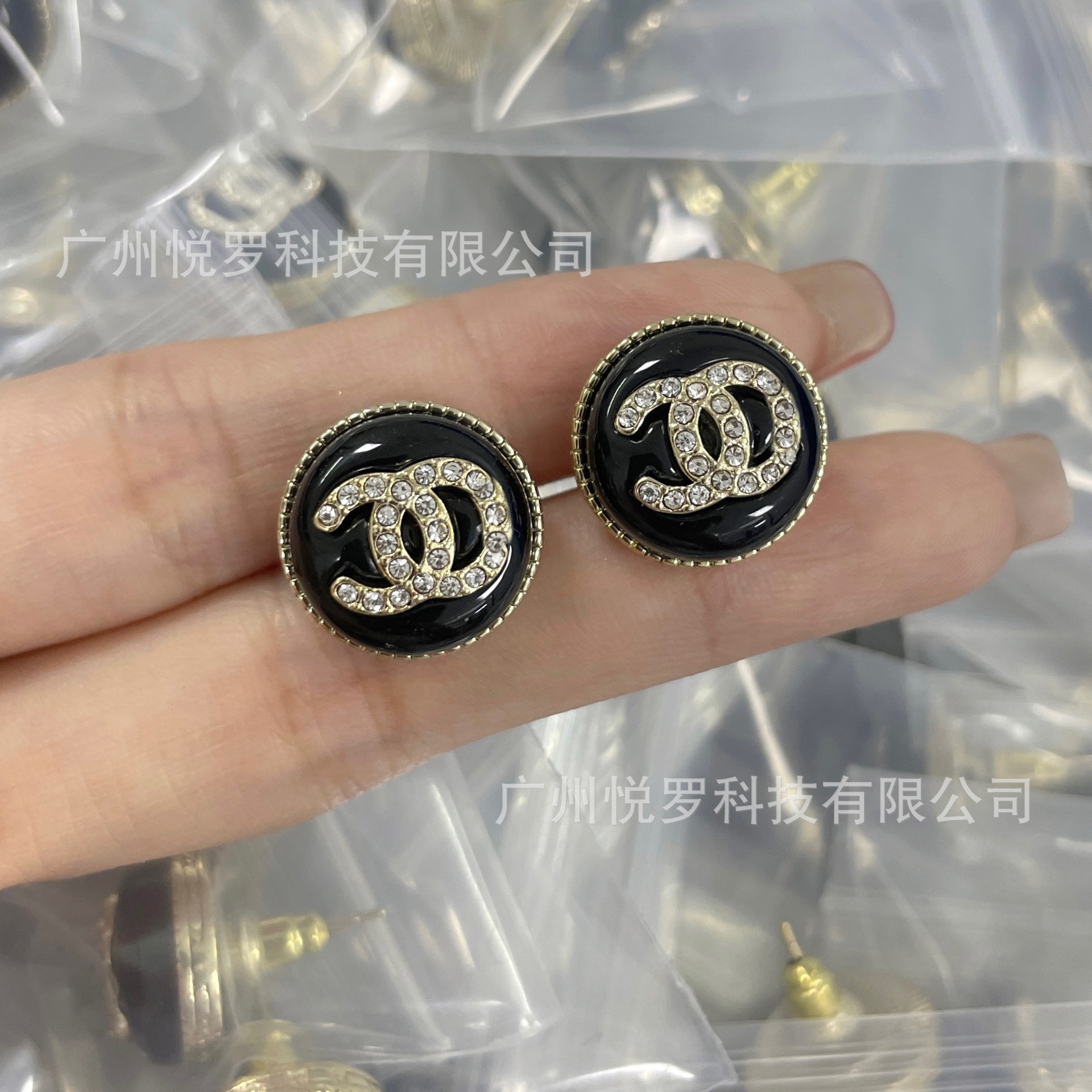 Real shot of high-quality Chanel-style double C round black button necklace and earrings set for women, factory direct sale