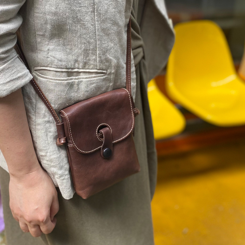 2026 New Model Live Broadcast Special Price Genuine Leather Phone Bag, First Layer Cowhide Crossbody Small Bag, Vegetable-Tanned Leather Women's Bag, Whale Song Factory