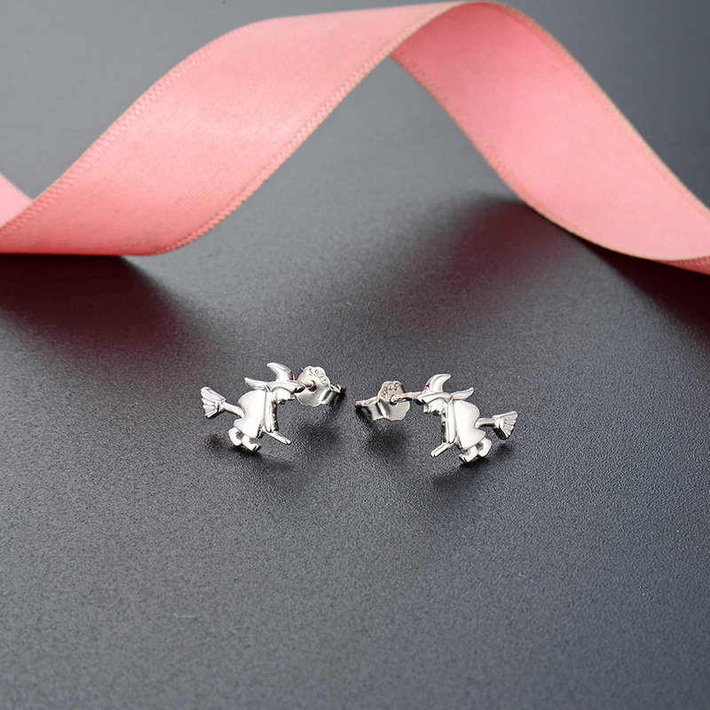 Estilo coreano s925 plata esterlina escoba bruja pendientes pequeños para las mujeres al por mayor Nuevo diseño creativo sentido plata simple moda Stud pendientes