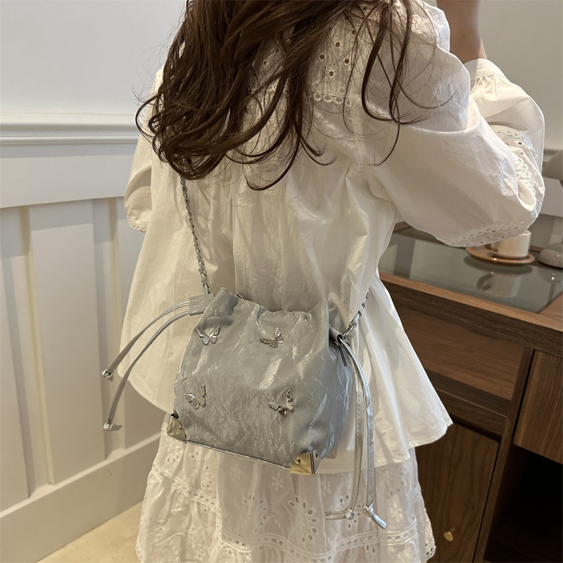 Alta textura mariposa decoración de hombro mochila 2024 verano nuevo nicho de diseño de cadena con bolsas de cubo