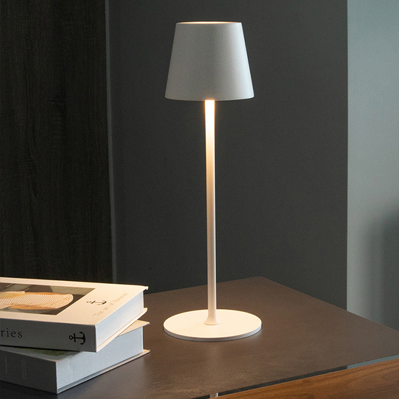 Lámpara de mesa transfronteriza de pie alto Decoración de mesa de Amazon Lámpara de mesa pequeña recargable Lámpara de mesa de hierro forjado