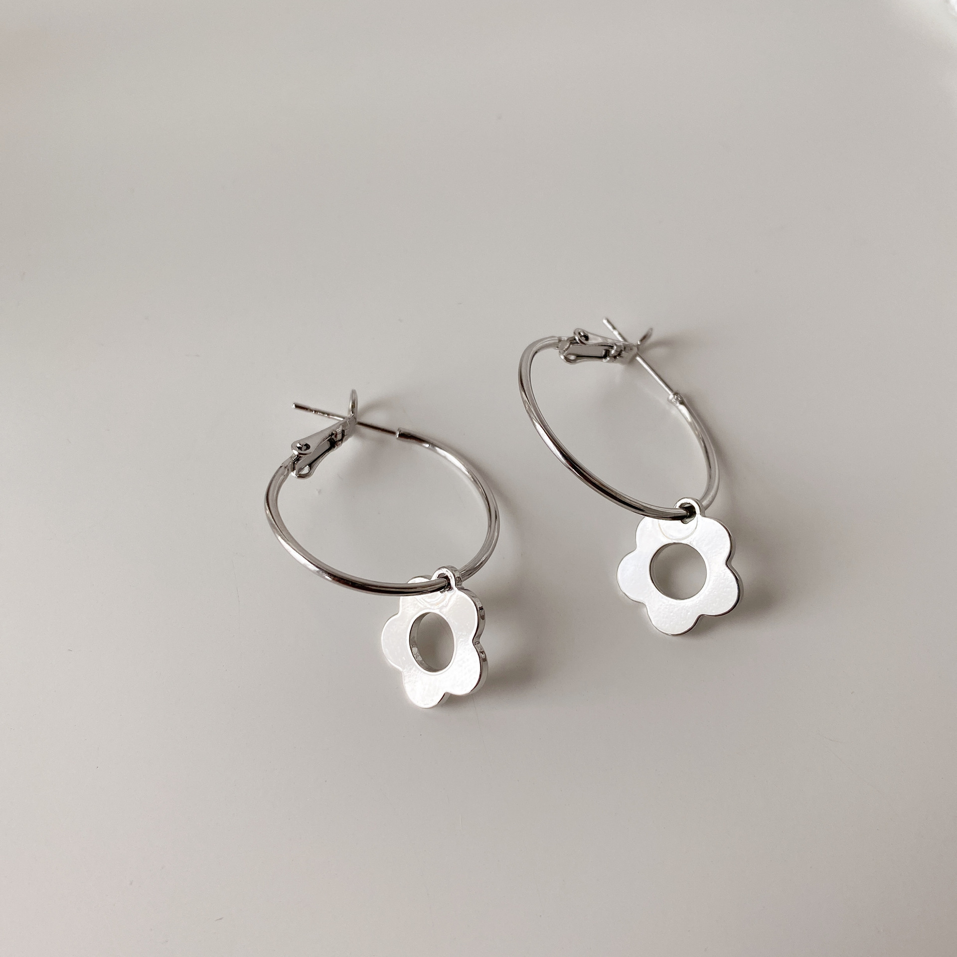 Retro Simple Metal Small Flower Earring display picture 4