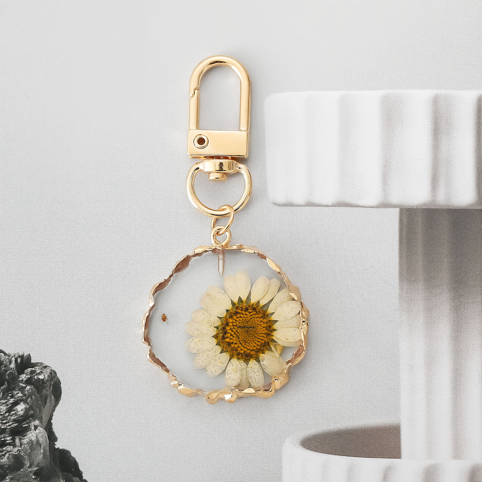 Nuevo cruzado de venta caliente llavero de moda europea y americana flor seca natural goteo de pegamento geometría amor colgante accesorios de aleación