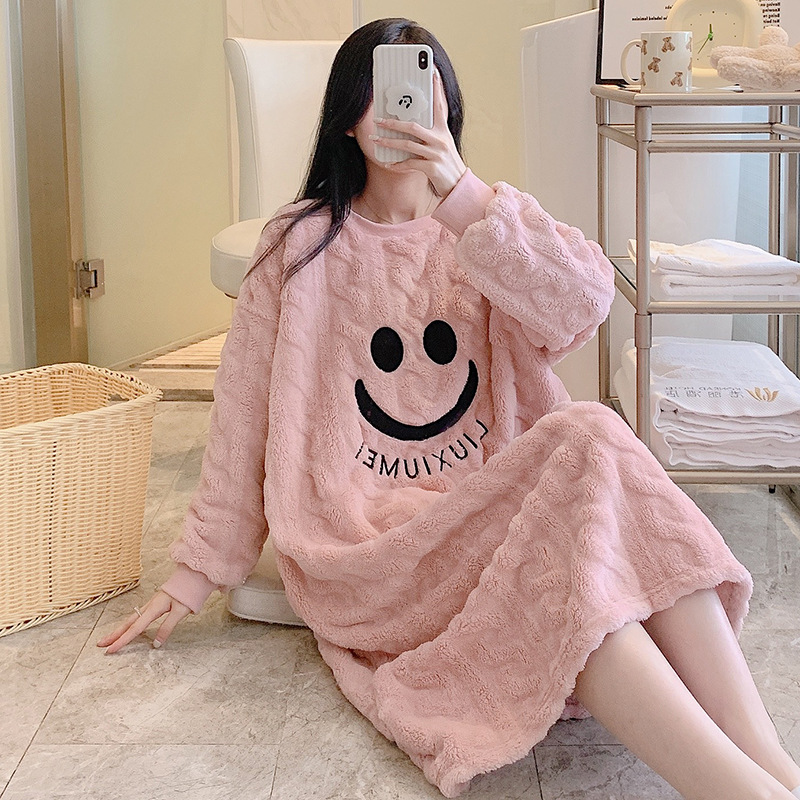 Ins otoño y invierno estilo coreano sonriente vestido de pijama de peluche largo cuello redondo encantador medio largo suelto vestido caliente de tamaño grande
