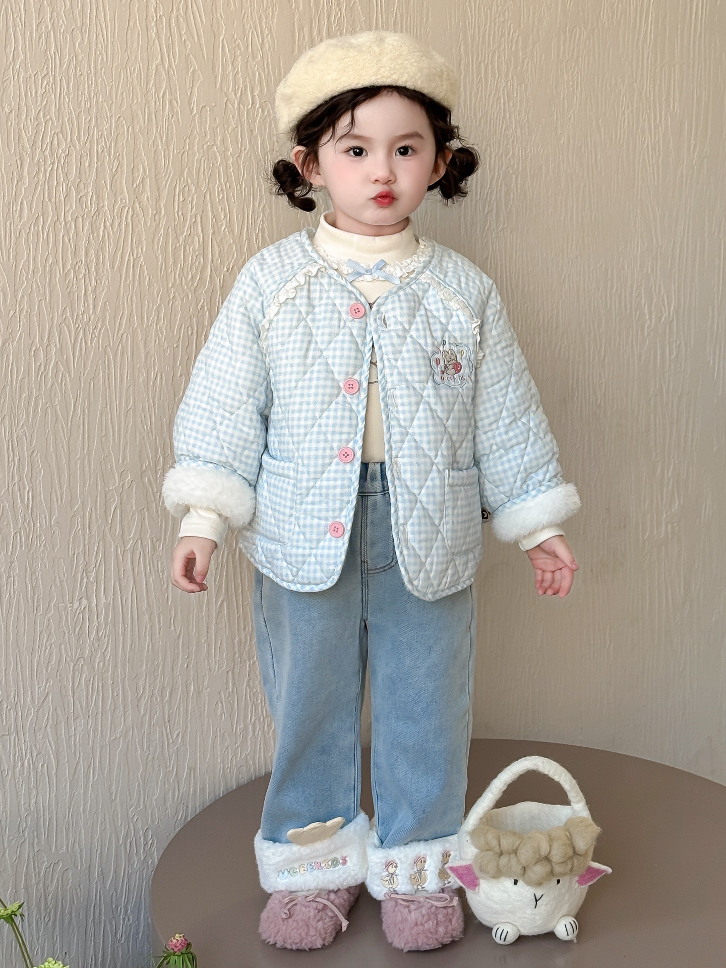 Trajes de niñas otoño-invierno 2025 nuevos niños de algodón y abrigo de terciopelo, ropa de bebé super hermosa y gruesa