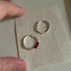 お金をつかむと、手で指輪を調節することを指します。