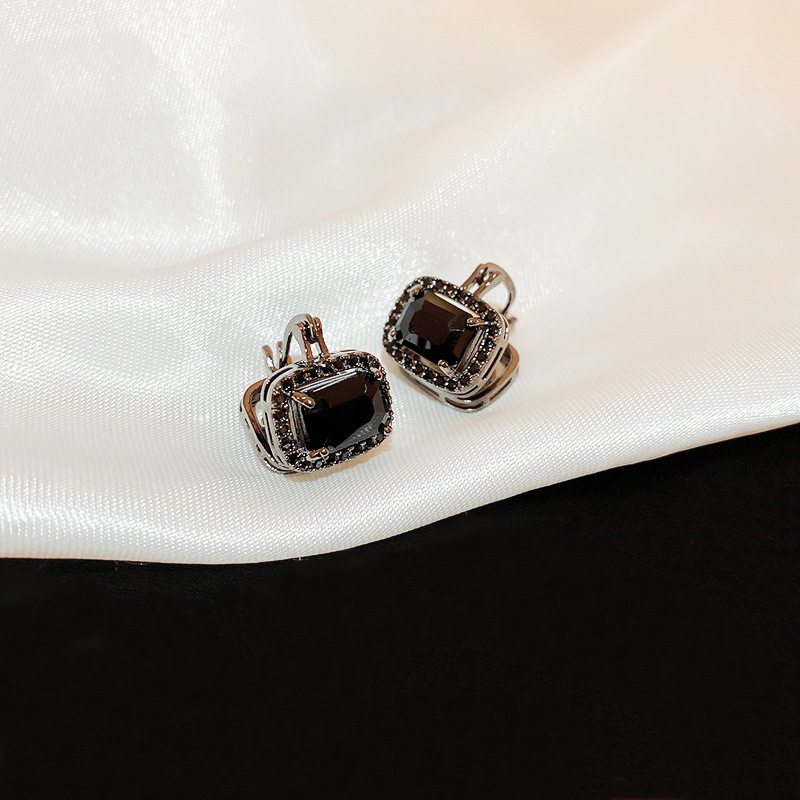 Black square earrings with zircon