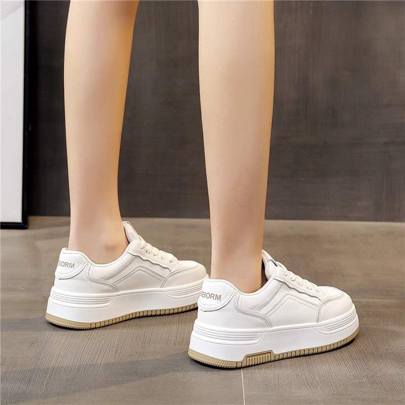 Zapatos blancos de suela gruesa para mujeres muffin primavera y otoño versátil 2025 verano transpirable nuevos zapatos de skate casuales populares