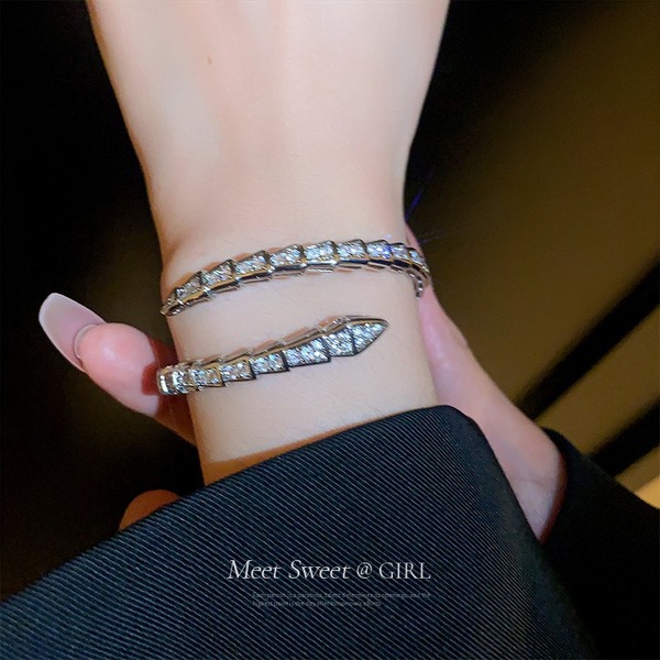 small design fashionable women's bracelet with zircon