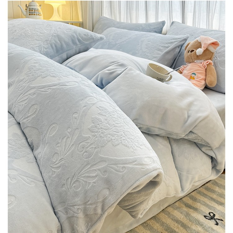 El conjunto de cuatro piezas de terciopelo de leche tallada otoño y invierno engrosado calentamiento 2025 nueva sábanas de terciopelo de coral cubierta de cama de tres piezas