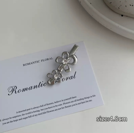 De metal de una sola palabra pico horquilla accesorios para el cabello femenino de alto grado estilo Chanel miumiu carta horquilla ins estilo clip lateral