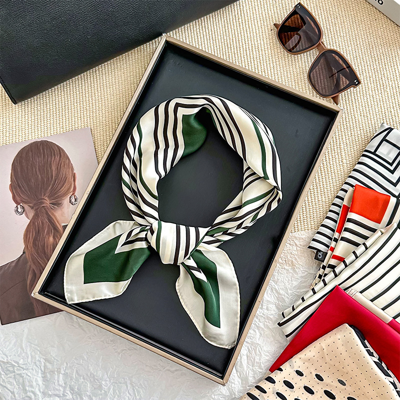 Bufanda de seda, bufanda cuadrada pequeña, sensación de alta gama, nuevo bolso de todo fósforo, pañuelo en la cabeza, cinturón para el cabello con camisa, bufanda decorativa, chal pequeño
