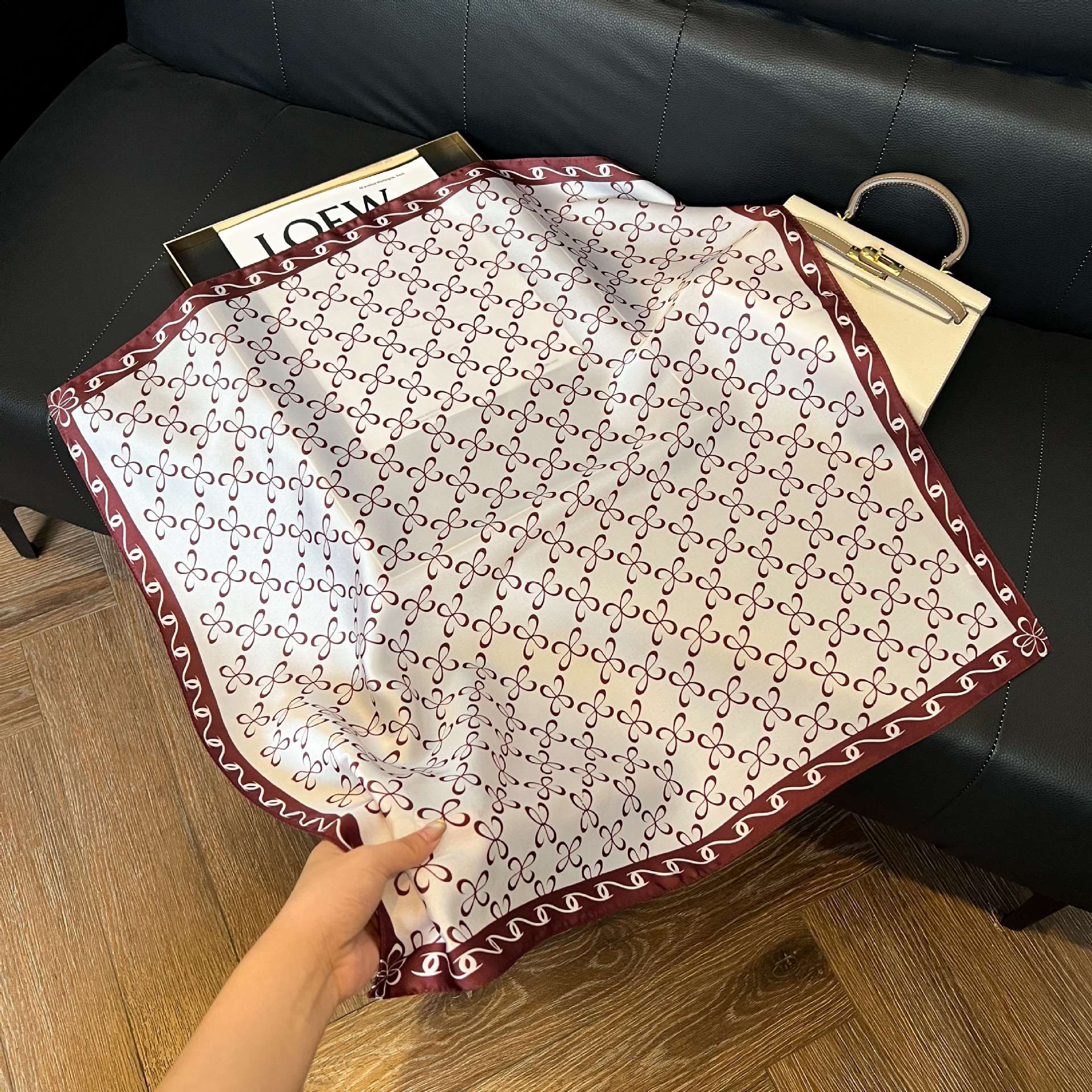 Transfronterizos nuevos bufandas de seda azul de alto nivel de seda cuadrada de simulación bufandas de moda de decoración de moda de combinación bolsa correa de pelo bufandas profesionales