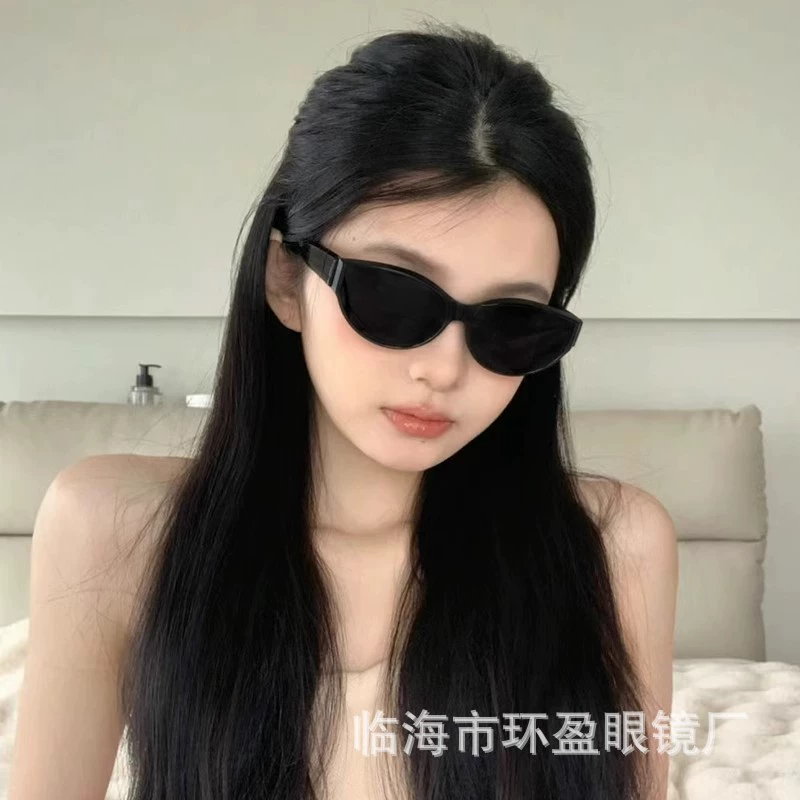 Солнечные очки Brand кошачий глаз в корейском стиле, 2-каратный акцент, UV-защита, чёрные/белые