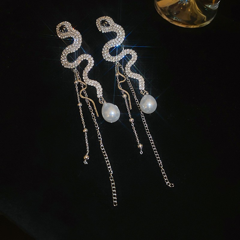 Pendientes de borla de hojas de diamantes súper parpadeantes de plata Pendientes de temperamento de moda Pendientes de diseño de nicho femenino Lujo ligero y de alta gama