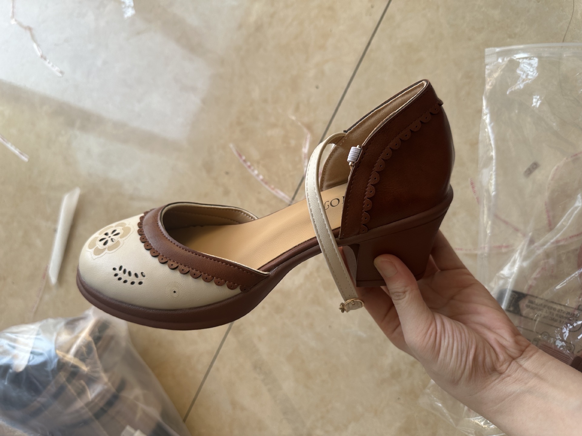 Elegante dames mary jane schoenen met blokhak en uitsparingen_voghion.com