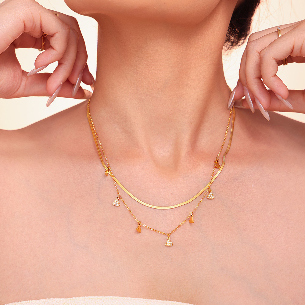 Minigonna geometrica con set di accessori multipli con zirconi intarsiati, collana, bracciale, acciaio al titanio placcato in oro vero, copricapo_voghion.com