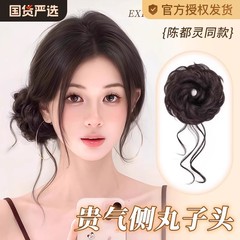 横に竜のひげの団子の頭のかつらを刺します。