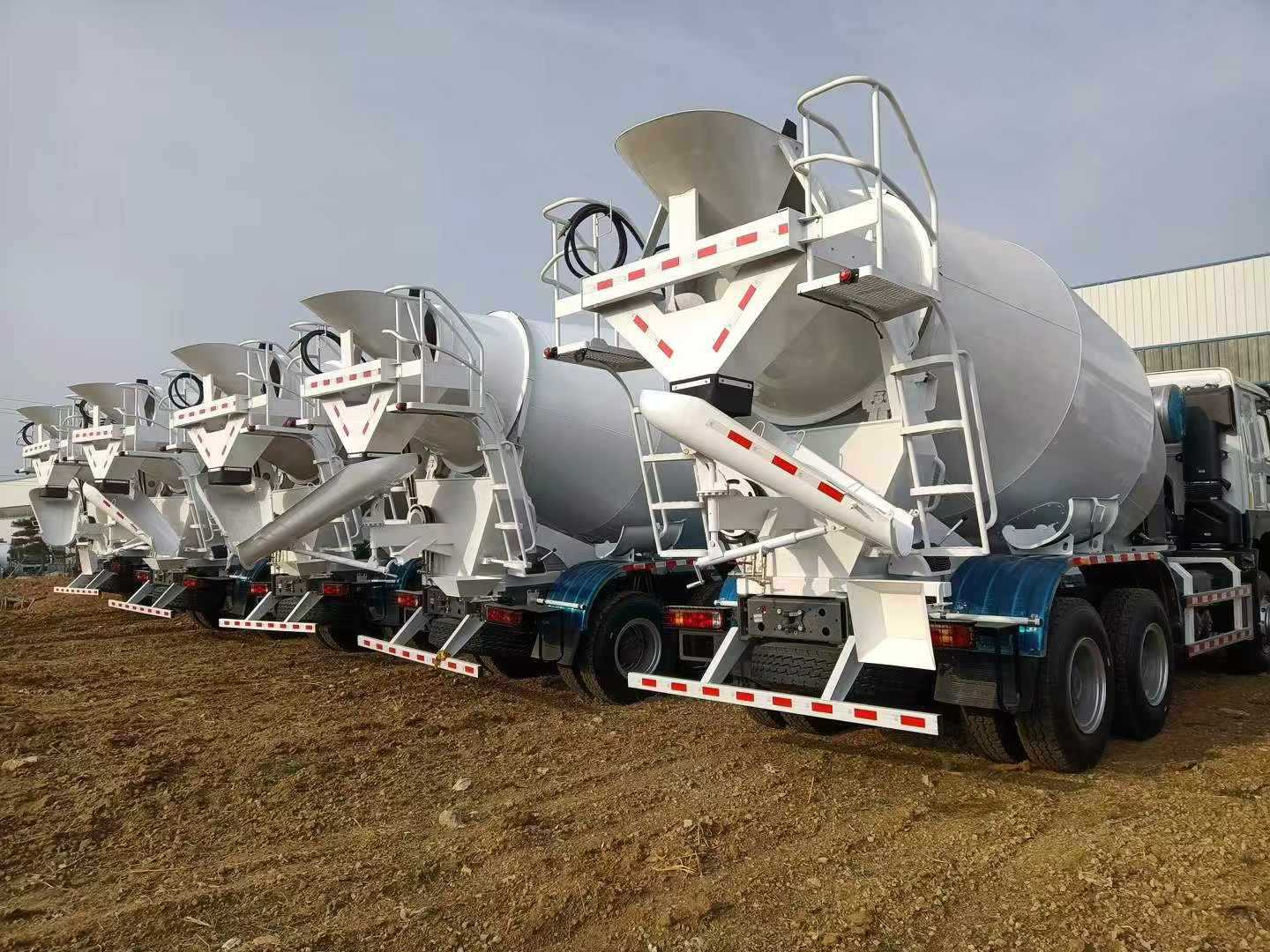 White export version of the National II vehicle chassis can be used for dump trucks and mixer trucks, 360 horsepower, HW76 new front face cab