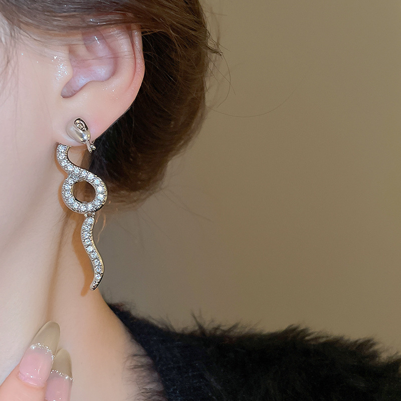Boucles d'oreilles à tige en serpentine torsadée sertie de diamants pour la personnalité et le design des femmes_voghion.com